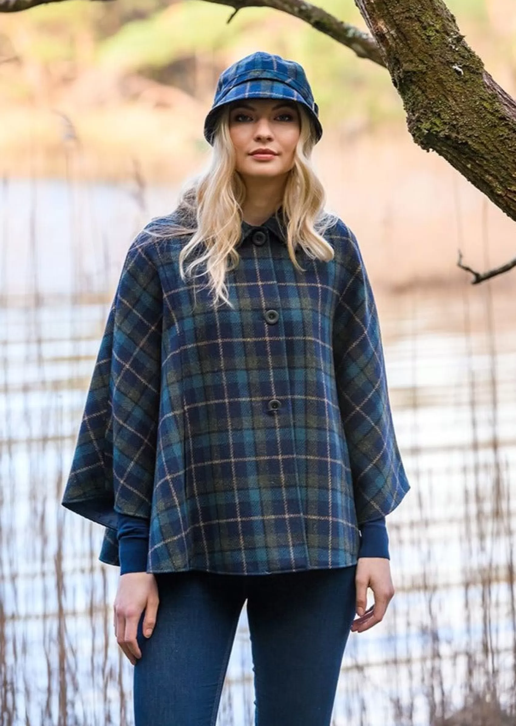 Ponchos / Capes / Shawls^Mucros Weavers Mucros Country Cape | Navy Green Check